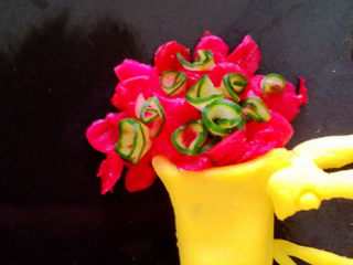 21、#感恩节食谱#绿豆沙之父爱如山,车子的花筐里用薄薄的黄瓜片卷成卷做花朵，火龙果皮点赞。