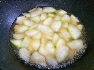 5、冬瓜花蛤汤,加入一大碗开水煮5分钟。