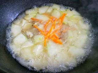 7、冬瓜花蛤汤,加入胡萝卜丝。
