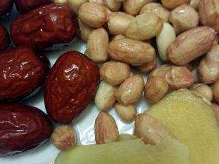 1、花生鸡爪汤,备好花生，红枣，姜片