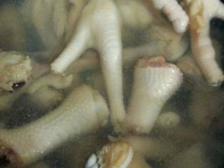 2、花生鸡爪汤,鸡爪洗干净切三块，锅加水烧开把鸡爪放入过掉水