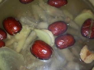 3、花生鸡爪汤,过好在洗干净，放入沙锅，加水，花生，红枣，姜片