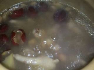 4、花生鸡爪汤,大火煲滚在调小火煲一个多小时