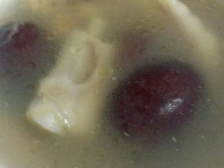 5、花生鸡爪汤,煲好在加盐煲十分钟即可盛出食用