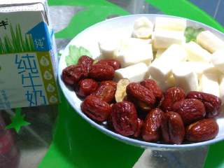 1、红枣山药糕,备料:红枣（去核），山药（去皮），牛奶，白糖（白糖忘了放一起拍照了）呵呵