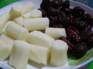 2、红枣山药糕,将去核的红枣跟去掉皮的山药一起放蒸锅里蒸熟，（图片中是已蒸熟的食材）