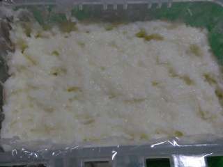 3、红枣山药糕,将蒸熟的山药放适量的白糖跟牛奶一起放在料理机打成泥状放在方型的保鲜盒里（记得保鲜盒上先垫层保鲜膜，这样是为了做好成品后好取出来）