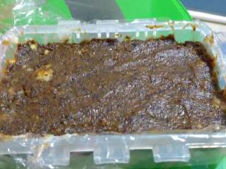 4、红枣山药糕,将蒸好的红枣加适量的牛奶放在料理机里打成泥状，铺在刚刚装好的山药泥上