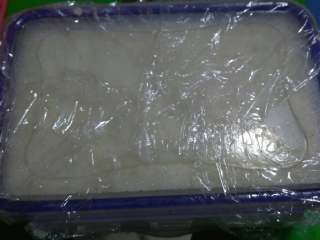 6、红枣山药糕,三层泥都铺好了，就盖上保鲜盒盖，放冰箱里冰上3至4小时，就可以享用了