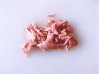 2、养生汤之 猪血浓汤,只要瘦肉将肉洗干净后切条