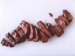 3、养生汤之 猪血浓汤,将猪血洗干净后切小块