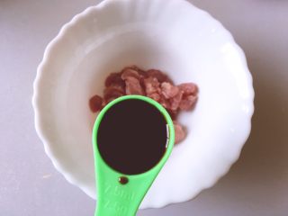 4、养生汤之 猪血浓汤,准备一个碗，肉放入，加入一勺生抽