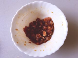 6、养生汤之 猪血浓汤,用筷子搅拌顺着一个方向，加入适量生粉腌制半小时