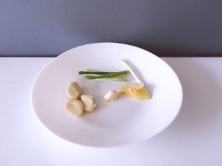 7、养生汤之 猪血浓汤,将生姜去皮洗净后切薄片，大蒜剥皮拍碎 香葱切段