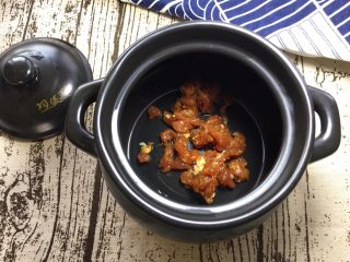 8、养生汤之 猪血浓汤,将腌制好的肉放入煲中