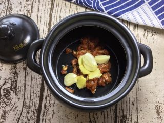 9、养生汤之 猪血浓汤,将生姜片，大蒜放入煲中