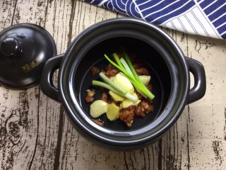 10、养生汤之 猪血浓汤,将香葱段放入煲中