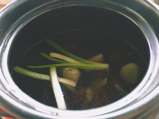 11、养生汤之 猪血浓汤,加入适量水，开火中火十分钟后