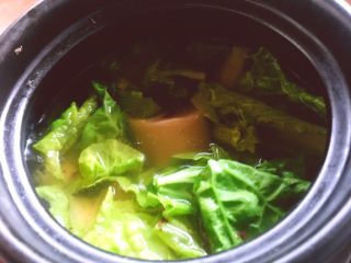 12、养生汤之 猪血浓汤,白菜洗净切块，放入煲中加入一块浓汤宝小火炖十分钟