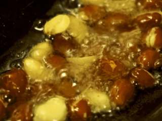 6、生炒腊味糯米饭 | 治愈的一口，让你远离所有烦恼,锅内倒油，小火不停翻炒花生，直至花生变成棕红色，盛出备用