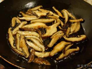 7、生炒腊味糯米饭 | 治愈的一口，让你远离所有烦恼,锅内留少许油，倒入香菇煸炒出香味，盛出备用