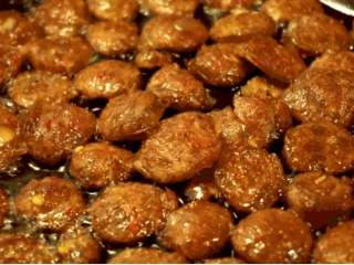 8、生炒腊味糯米饭 | 治愈的一口，让你远离所有烦恼,锅中放入腊肠，小火煸至呈现透明油亮，盛出备用