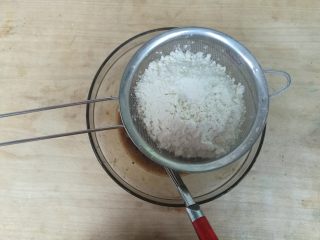 5、黑糖腰果酥,泡打粉，小苏打，低筋粉混合均匀筛入。