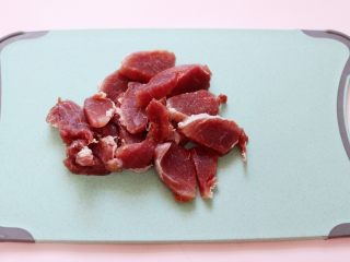 2、超爽的麻辣孜然烤肉串,里脊肉洗净后用刀切成小块。