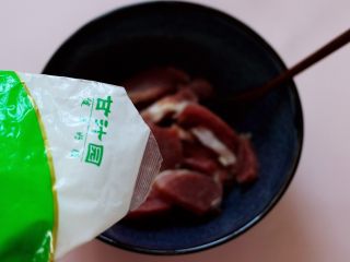 5、超爽的麻辣孜然烤肉串,再加入甘汁圆玉米淀粉。