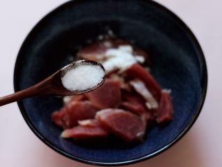 6、超爽的麻辣孜然烤肉串,这个时候加入适量的盐调味。