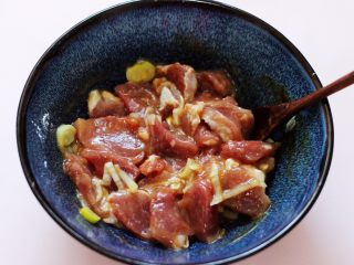 10、超爽的麻辣孜然烤肉串,把碗里所有的肉和调料混合后搅拌均匀，腌制半个小时。