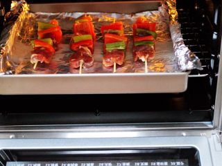 16、超爽的麻辣孜然烤肉串,烤箱170度提前预热5分钟后，把肉串放到烤箱中层。