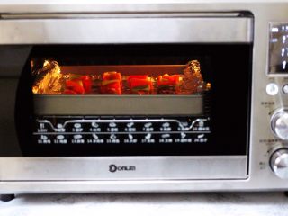 17、超爽的麻辣孜然烤肉串,启动烤箱170度烤制23分钟。