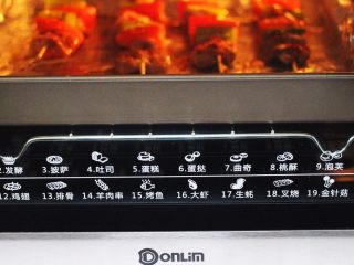 20、超爽的麻辣孜然烤肉串,把肉串再次放到烤箱里继续烤制13分钟即可。