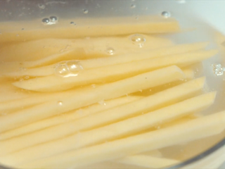 2、炸薯条,放入冷水防氧化