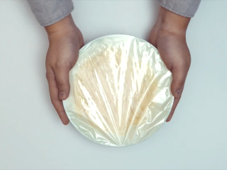 5、炸薯条,捞出沥干后，覆上保鲜膜，放冰箱冷却