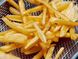 8、炸薯条,炸至薯条变色，棱角微焦，捞出沥油