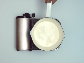 9、炸薯条,做芝士酱，先加热牛奶和奶油