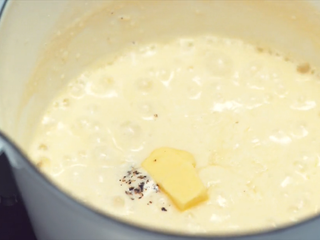 11、炸薯条,加少许黑胡椒、盐和黄油，至黄油融化即可