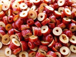 3、蜂蜜红枣蜜-美容养颜圣品,逐个切成小块