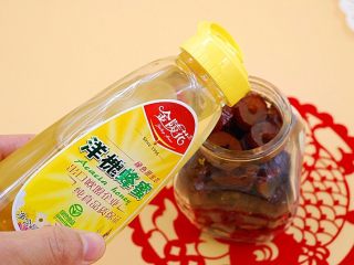8、蜂蜜红枣蜜-美容养颜圣品,倒入适量蜂蜜，与红枣面齐平即可