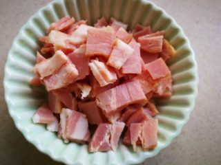 1、#感恩节食谱#培根蛋饼,培根切小片。