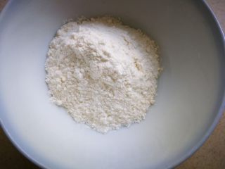 2、#感恩节食谱#培根蛋饼,找一个碗，准备好50克面粉。