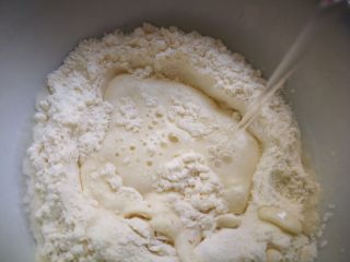 3、#感恩节食谱#培根蛋饼,加入100毫升的水。