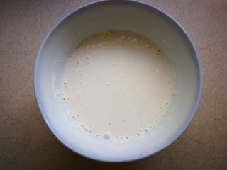 4、#感恩节食谱#培根蛋饼,搅拌到没有面粉颗粒。