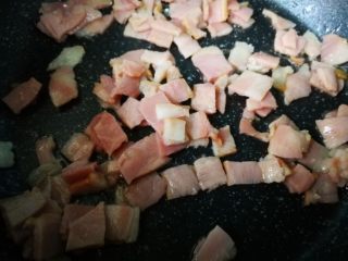 5、#感恩节食谱#培根蛋饼,不粘锅，小火先煎熟培根，这样就不用在放油了。