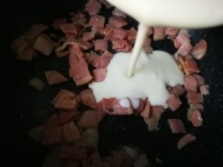 6、#感恩节食谱#培根蛋饼,培根煎熟了，倒入调好的面粉糊。