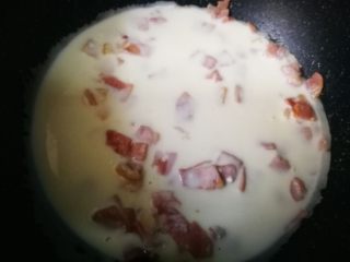 7、#感恩节食谱#培根蛋饼,平铺整个锅底。