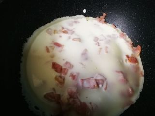 8、#感恩节食谱#培根蛋饼,带面粉糊似凝固时，加入鸡蛋。