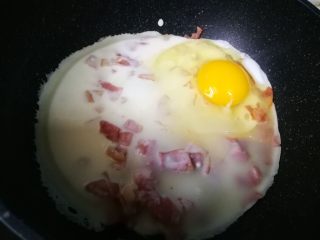 9、#感恩节食谱#培根蛋饼,打入鸡蛋。